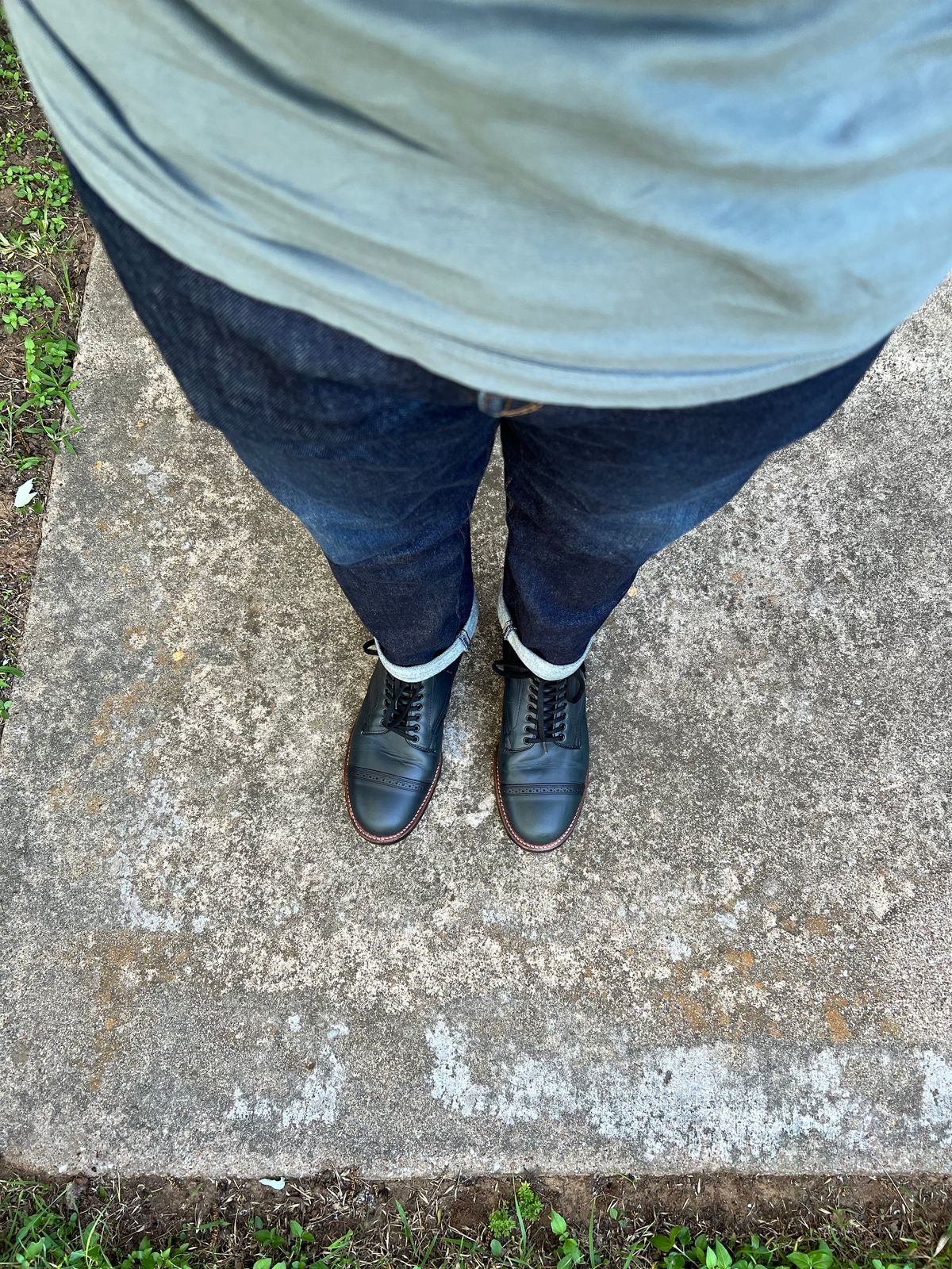 Photo by itsyaboisqueak on May 21, 2025 of the Alden Jumper Boot in Horween Navy Chromexcel.