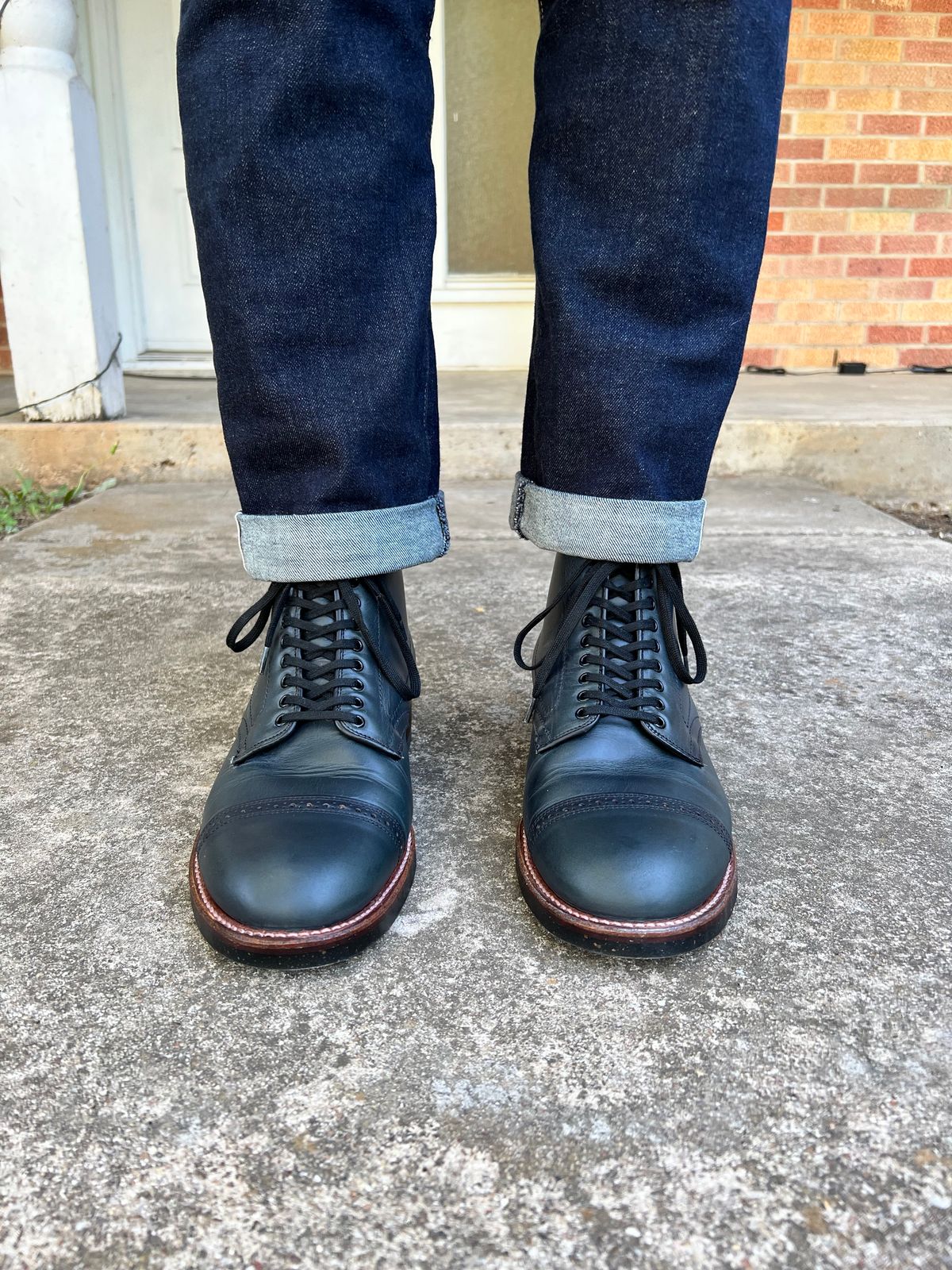Photo by itsyaboisqueak on May 21, 2025 of the Alden Jumper Boot in Horween Navy Chromexcel.