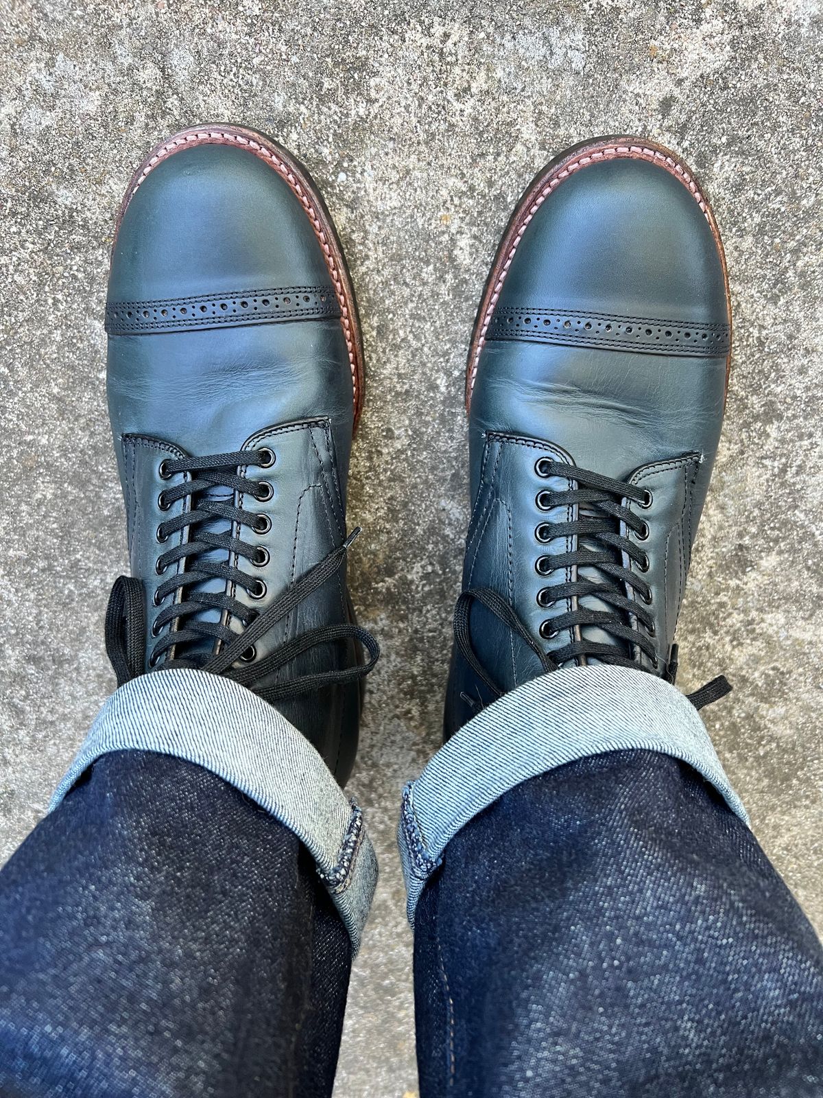 Photo by itsyaboisqueak on May 21, 2025 of the Alden Jumper Boot in Horween Navy Chromexcel.