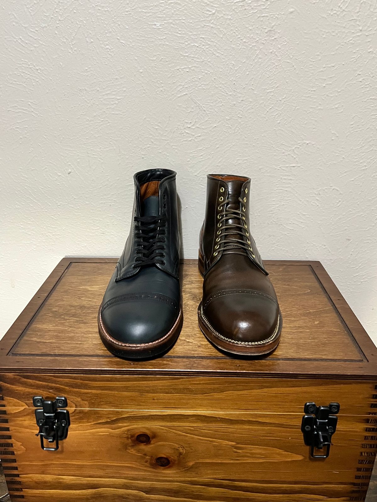 Photo by itsyaboisqueak on May 21, 2025 of the Alden Jumper Boot in Horween Navy Chromexcel.