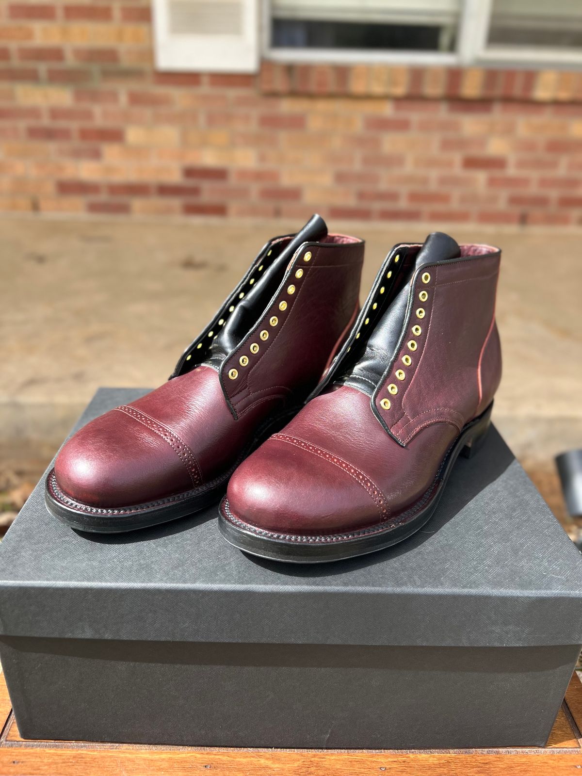 Photo by itsyaboisqueak on March 7, 2025 of the Viberg MTO in Horween Burgundy Wooly.