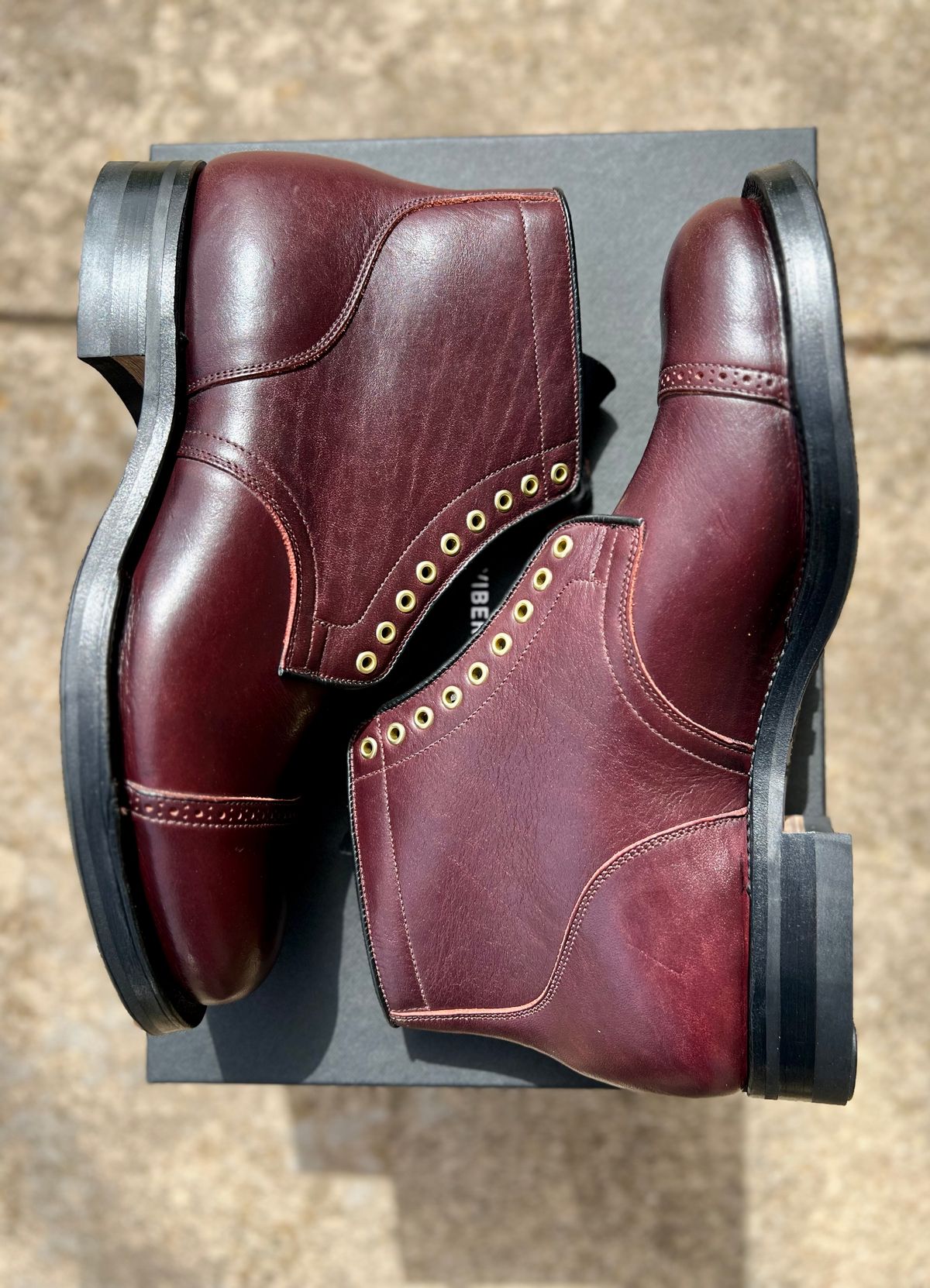Photo by itsyaboisqueak on March 7, 2025 of the Viberg MTO in Horween Burgundy Wooly.