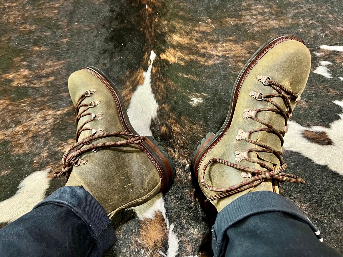 Photo by itsyaboisqueak on October 24, 2024 of the Viberg Hiker in C.F. Stead Mojave Waxy Commander.