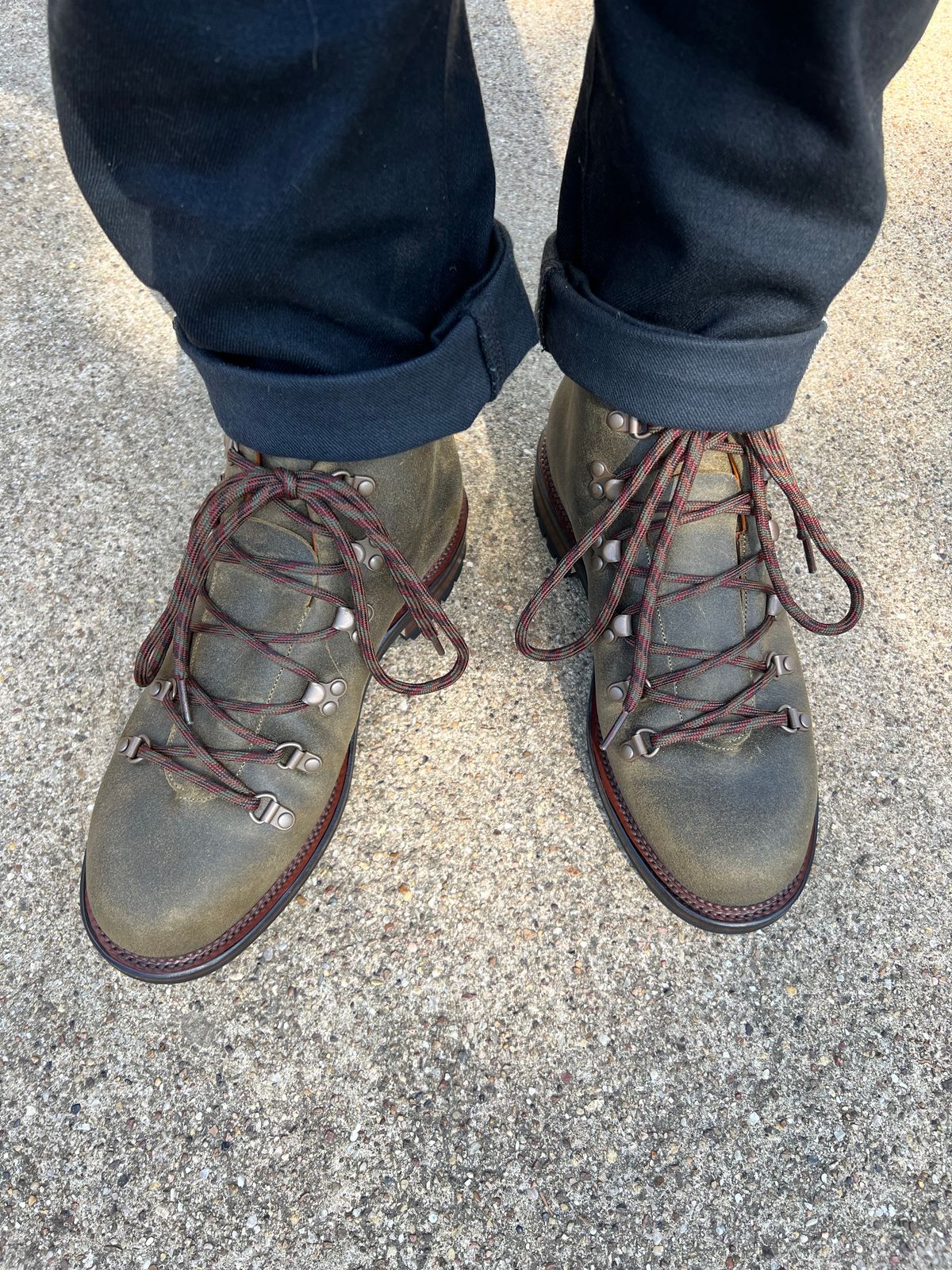 Photo by itsyaboisqueak on October 24, 2024 of the Viberg Hiker in C.F. Stead Mojave Waxy Commander.