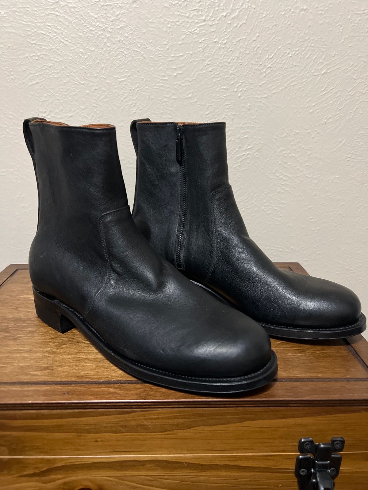 Photo by itsyaboisqueak on January 19, 2024 of the Viberg Side Zip in Maryam Nero Washed Kangaroo.