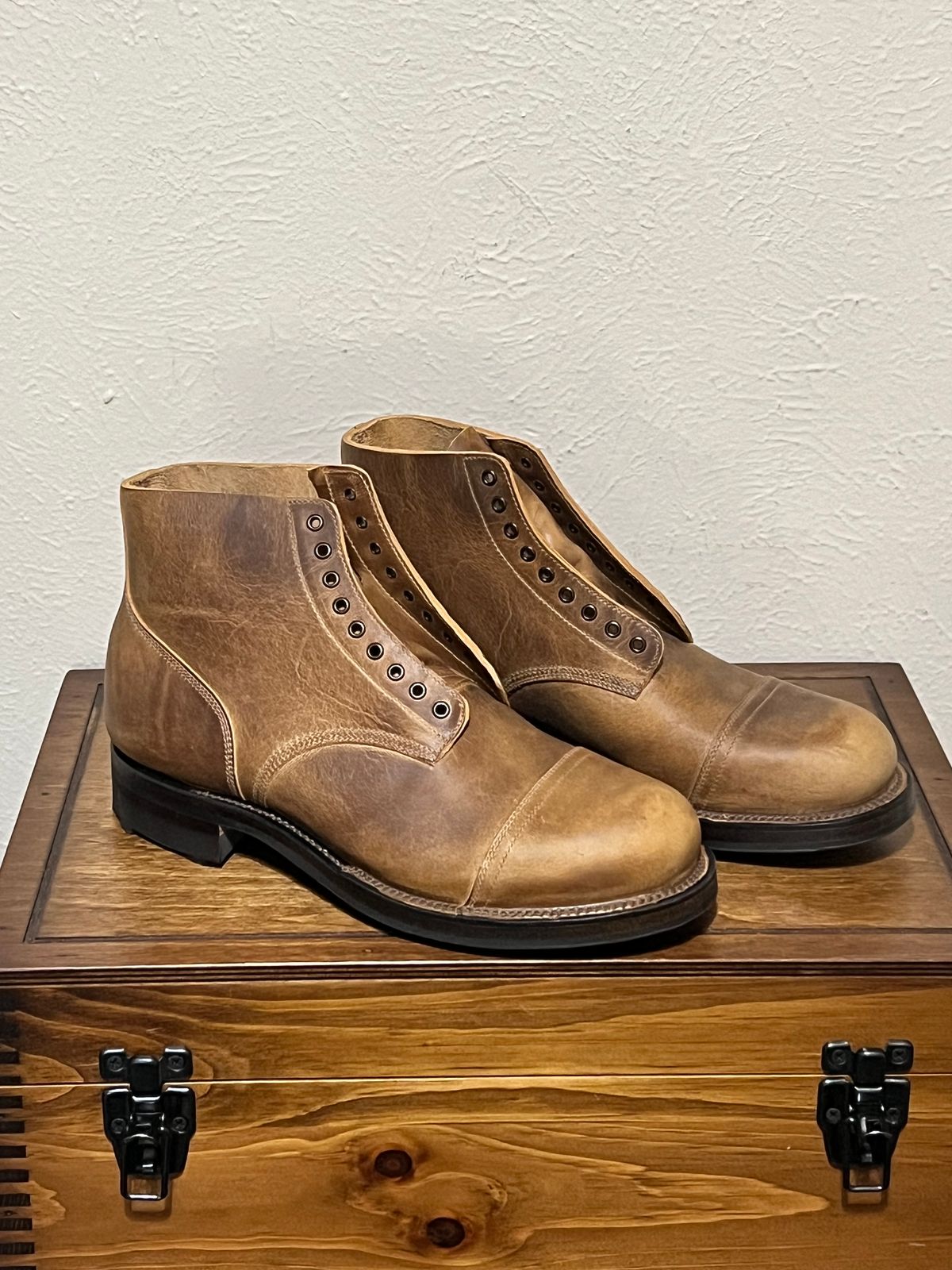 Photo by itsyaboisqueak on May 16, 2025 of the Viberg N-1 in Horween Natural Cypress.