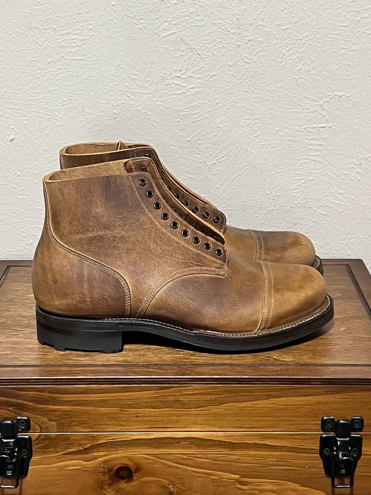 Photo by itsyaboisqueak on May 16, 2025 of the Viberg N-1 in Horween Natural Cypress.