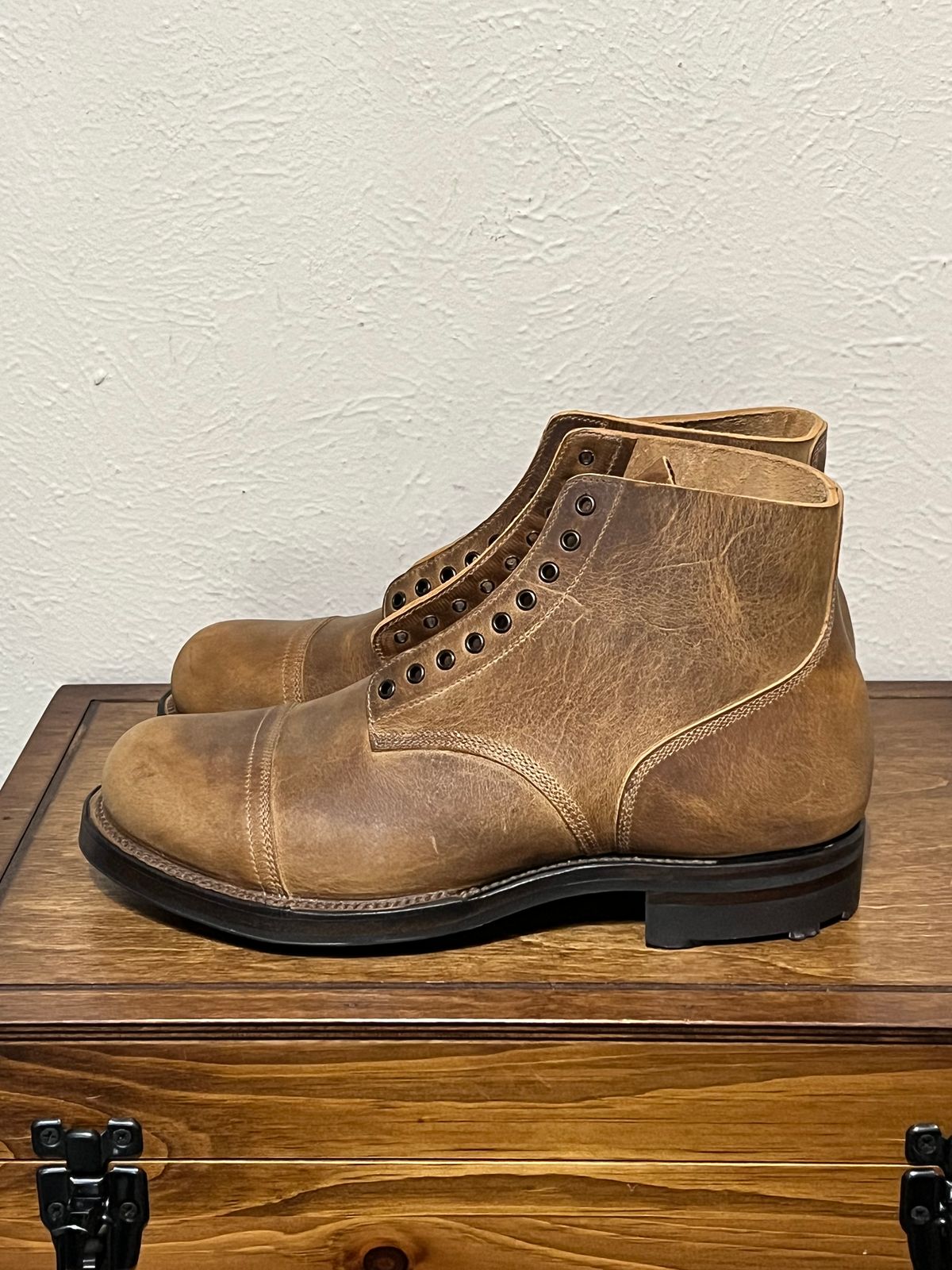 Photo by itsyaboisqueak on May 16, 2025 of the Viberg N-1 in Horween Natural Cypress.