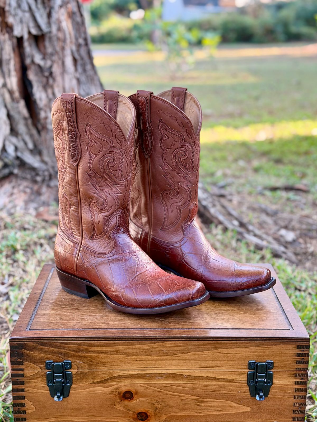 Photo by itsyaboisqueak on October 27, 2025 of the Rujo Boots Cowboy Boot in American Alligator.