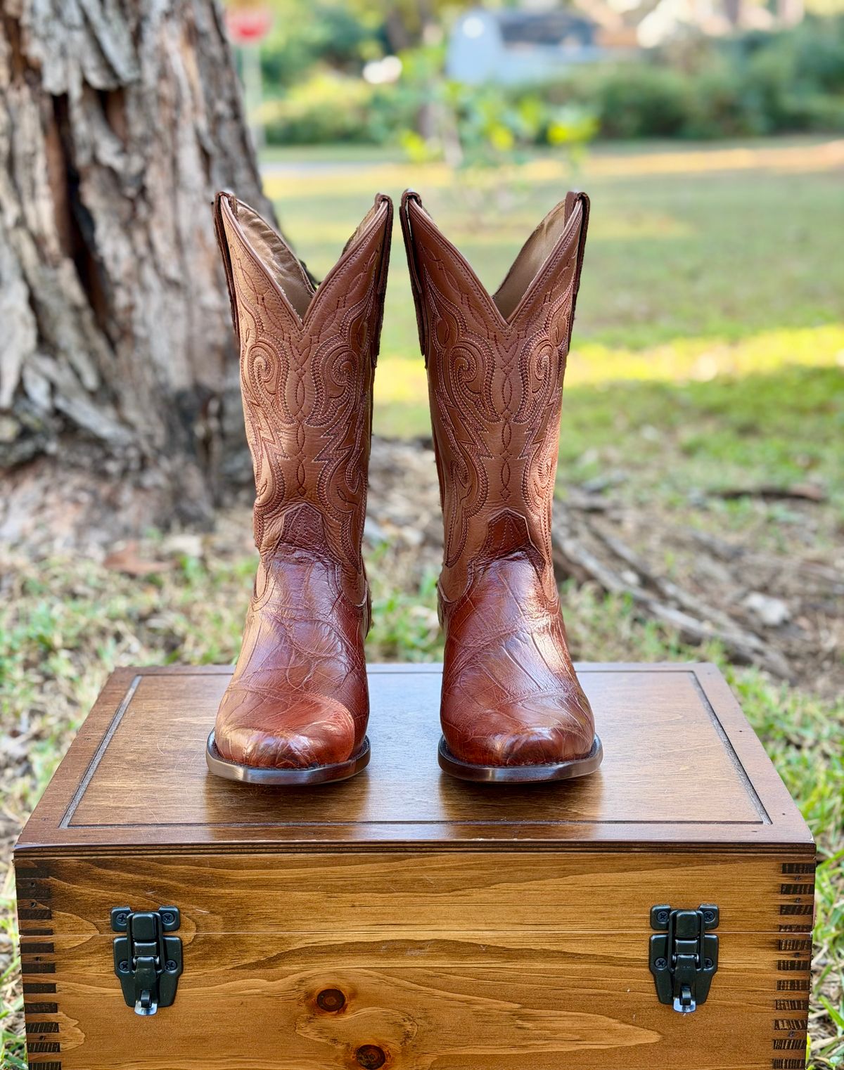 Photo by itsyaboisqueak on October 27, 2025 of the Rujo Boots Cowboy Boot in American Alligator.