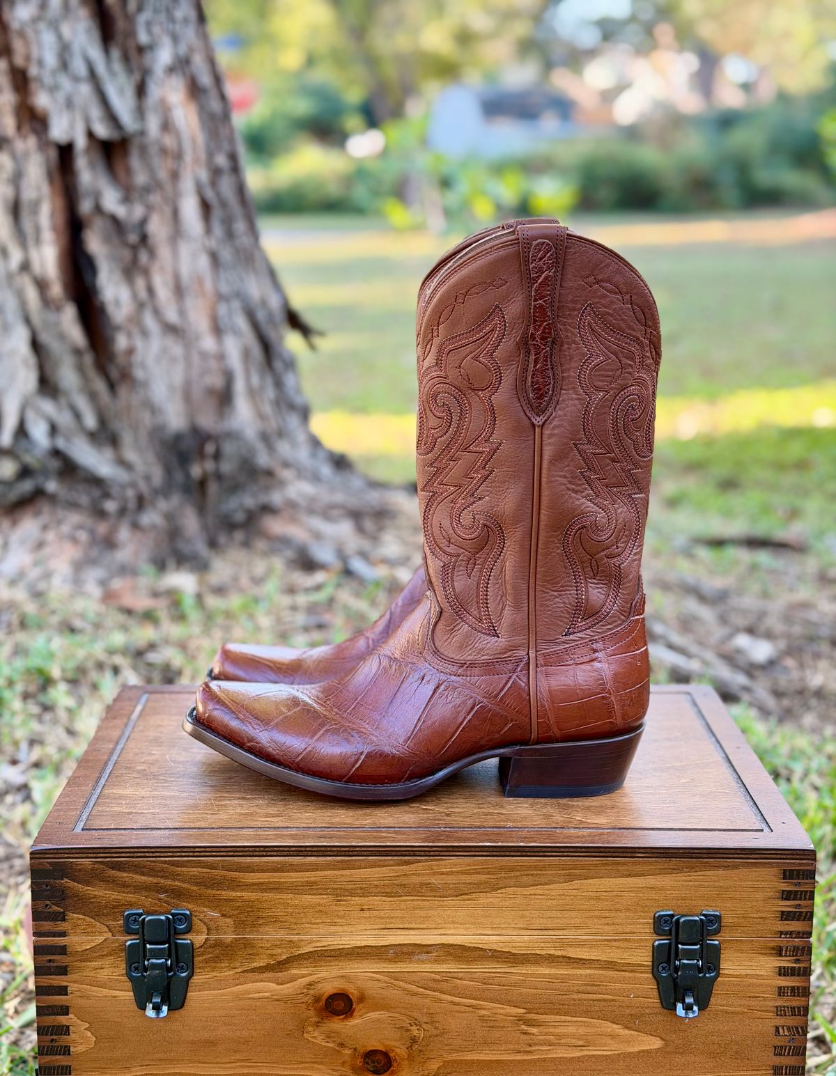 Photo by itsyaboisqueak on October 27, 2025 of the Rujo Boots Cowboy Boot in American Alligator.