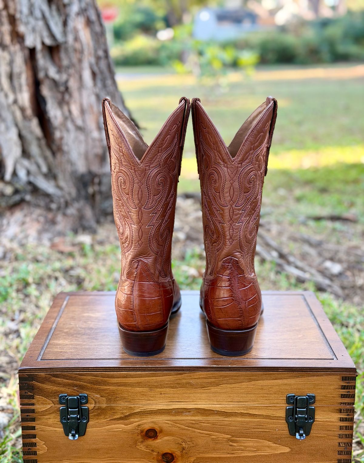 Photo by itsyaboisqueak on October 27, 2025 of the Rujo Boots Cowboy Boot in American Alligator.