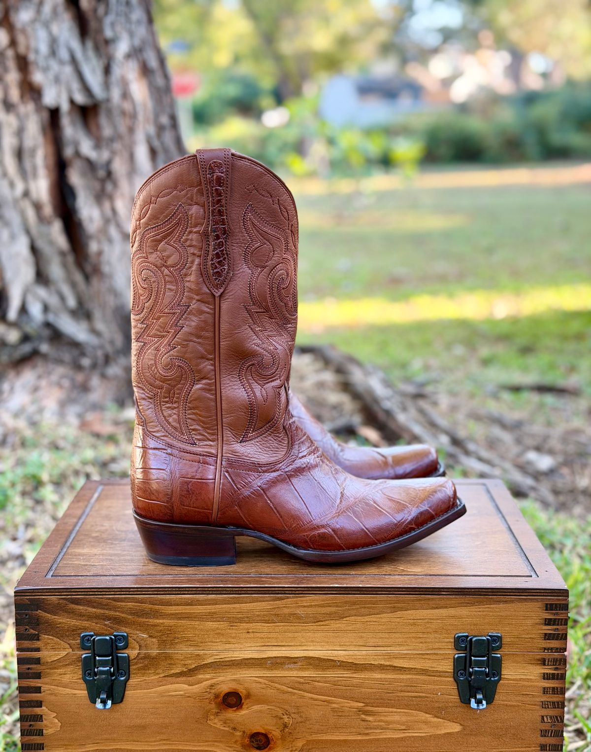 Photo by itsyaboisqueak on October 27, 2025 of the Rujo Boots Cowboy Boot in American Alligator.