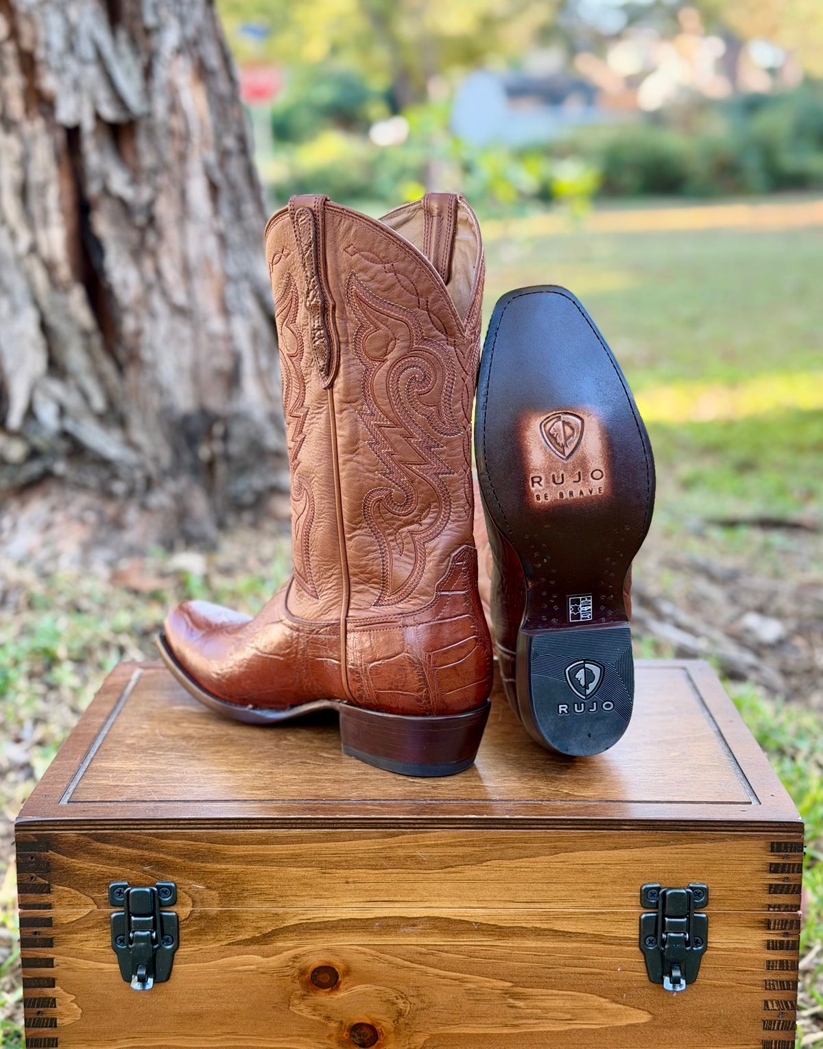 Photo by itsyaboisqueak on October 27, 2025 of the Rujo Boots Cowboy Boot in American Alligator.