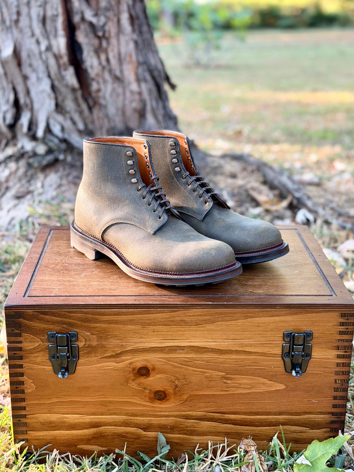 Photo by itsyaboisqueak on October 17, 2025 of the Viberg Navvy in C.F. Stead Mojave Waxy Commander.