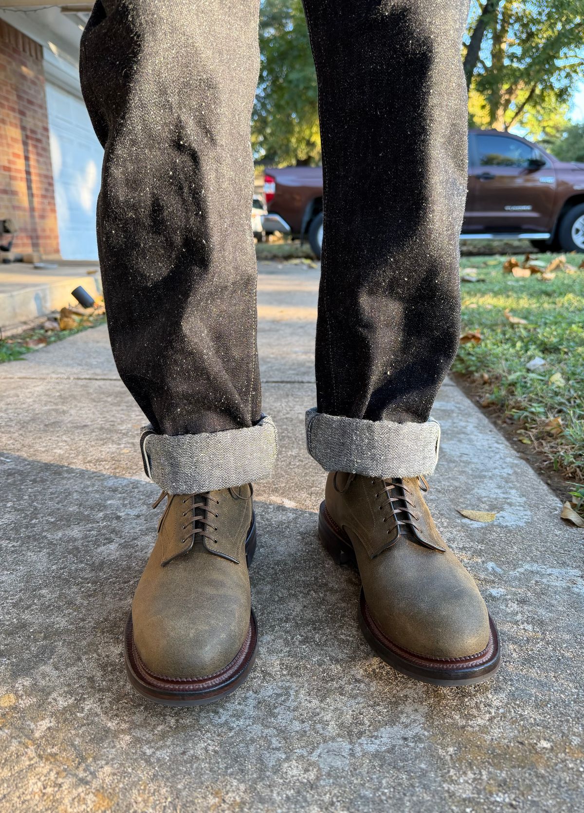 Photo by itsyaboisqueak on October 29, 2025 of the Viberg Navvy in C.F. Stead Mojave Waxy Commander.