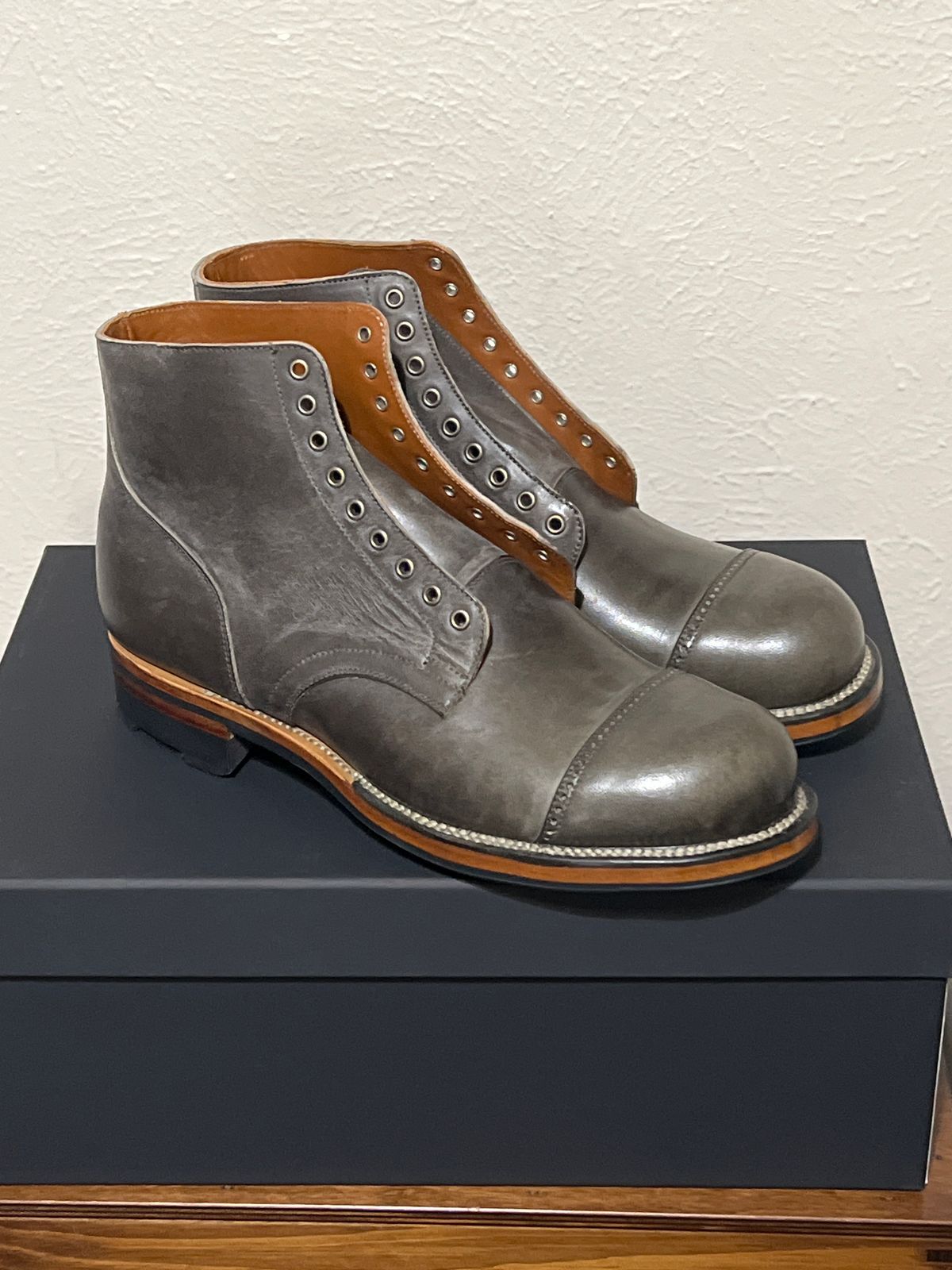 Photo by itsyaboisqueak on November 25, 2024 of the Viberg Service Boot DCT in Maryam Asfalto Lucida Horsebutt.