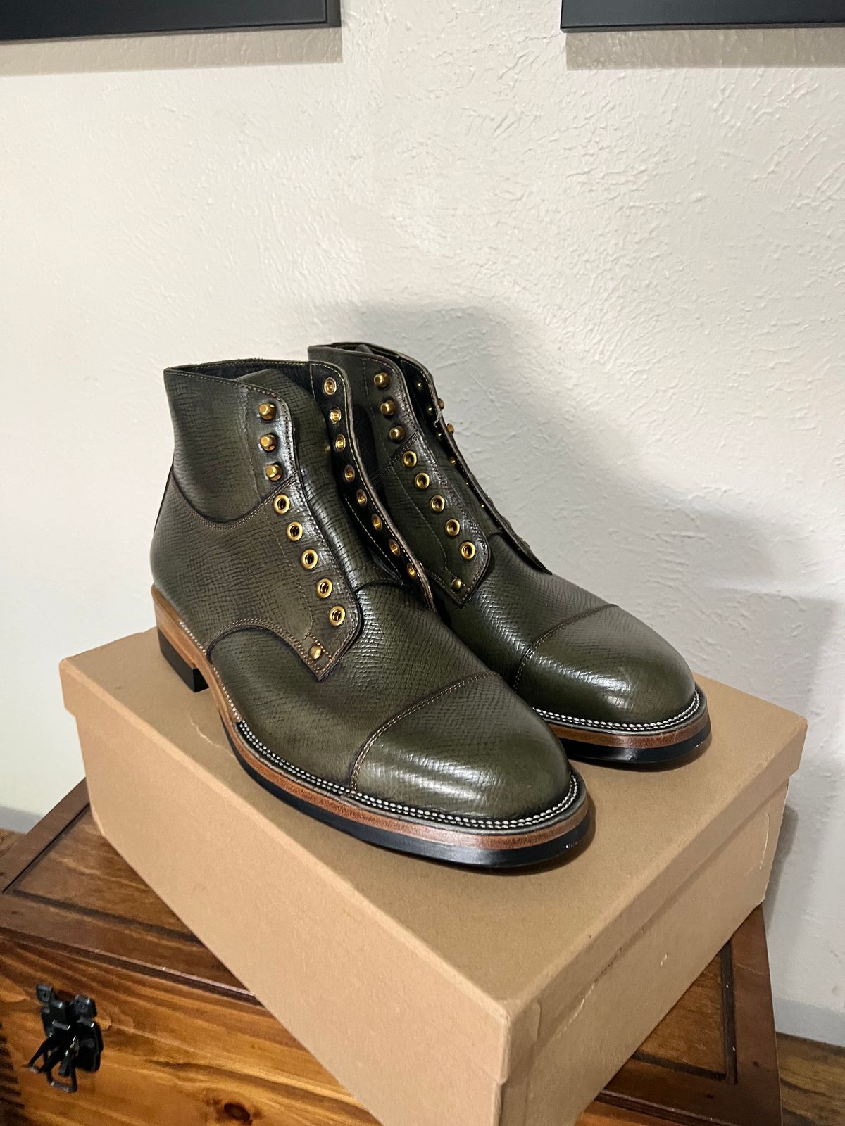 Photo by itsyaboisqueak on August 29, 2024 of the Iron Boots Drop 9 in Horween Green Pioneer Hatchgrain.