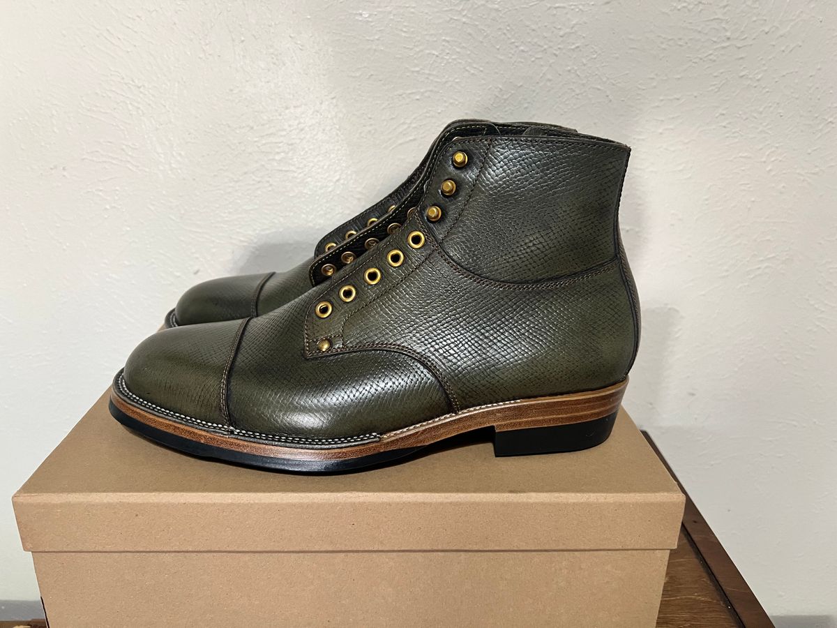 Photo by itsyaboisqueak on August 29, 2024 of the Iron Boots Drop 9 in Horween Green Pioneer Hatchgrain.