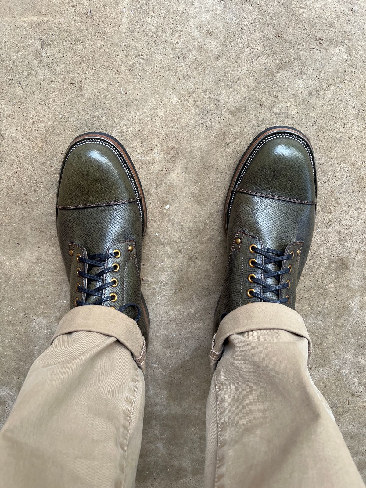 Photo by itsyaboisqueak on August 31, 2024 of the Iron Boots Drop 9 in Horween Green Pioneer Hatchgrain.