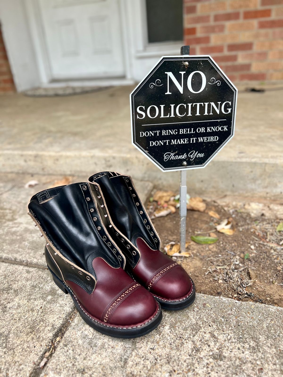 Photo by itsyaboisqueak on November 1, 2024 of the White's Bounty Hunter in Horween Black Chromexcel & Horween Burgundy Chromexcel.