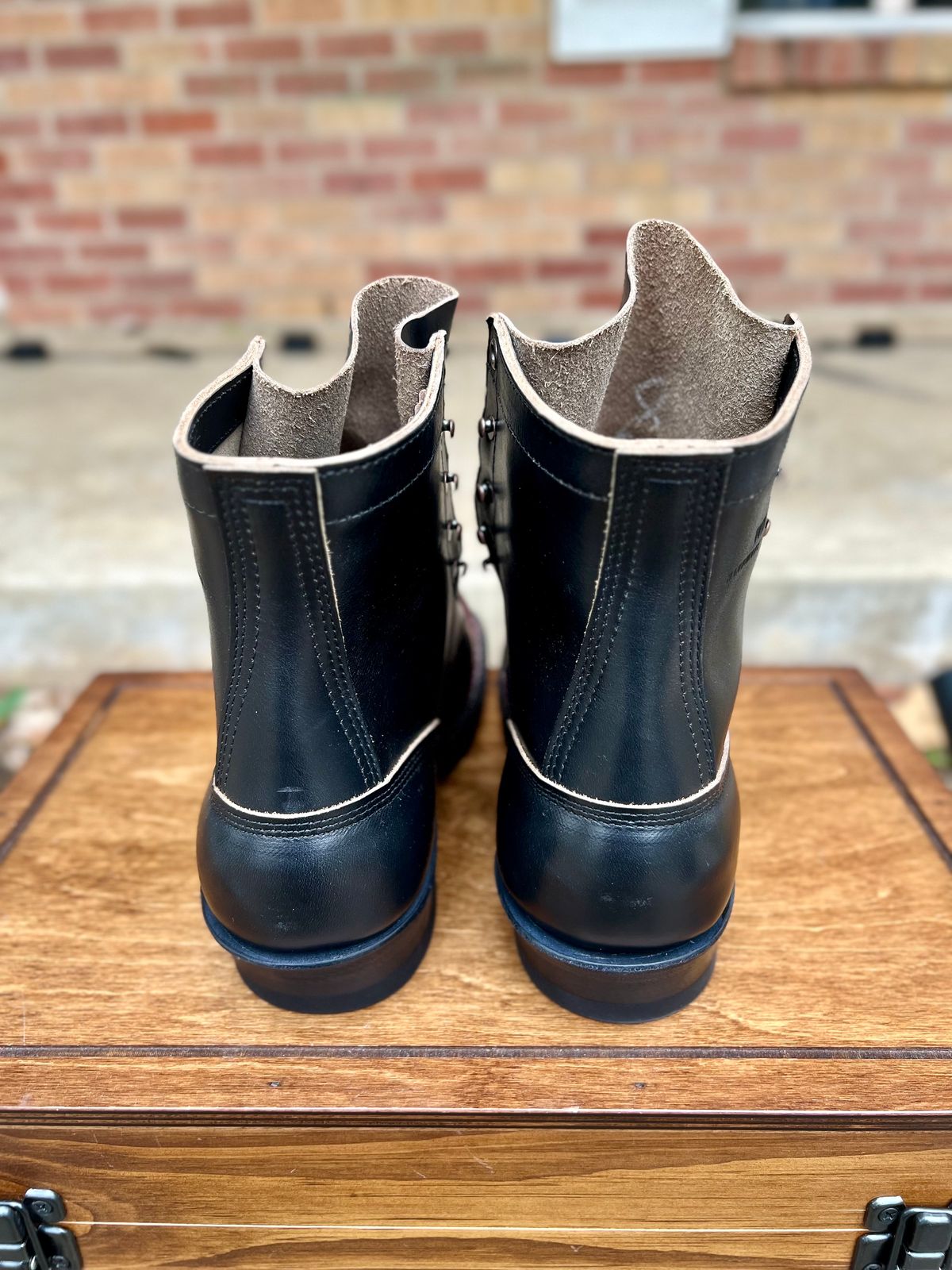 Photo by itsyaboisqueak on November 1, 2024 of the White's Bounty Hunter in Horween Black Chromexcel & Horween Burgundy Chromexcel.