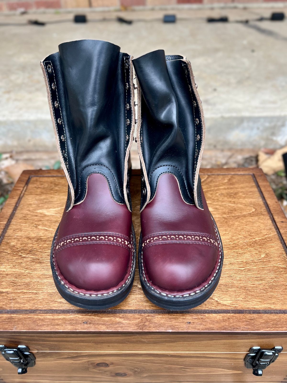 Photo by itsyaboisqueak on November 1, 2024 of the White's Bounty Hunter in Horween Black Chromexcel & Horween Burgundy Chromexcel.