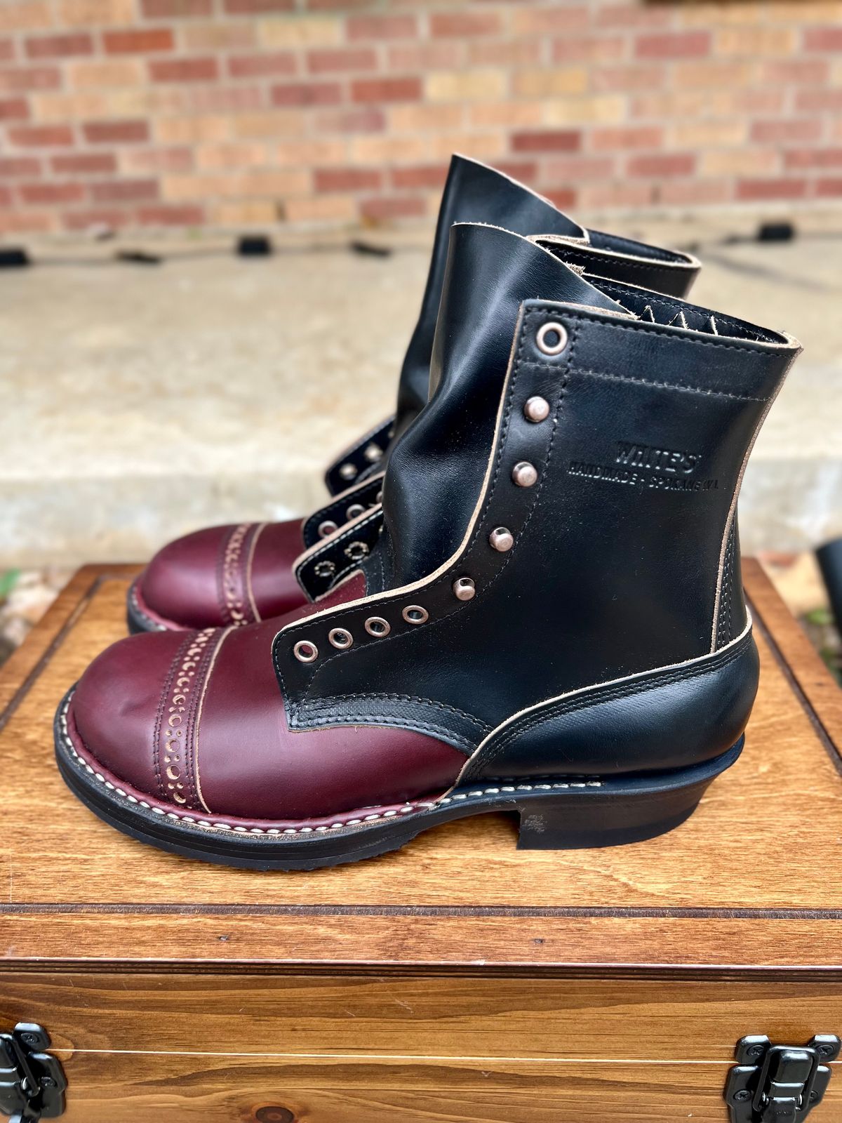 Photo by itsyaboisqueak on November 1, 2024 of the White's Bounty Hunter in Horween Black Chromexcel & Horween Burgundy Chromexcel.