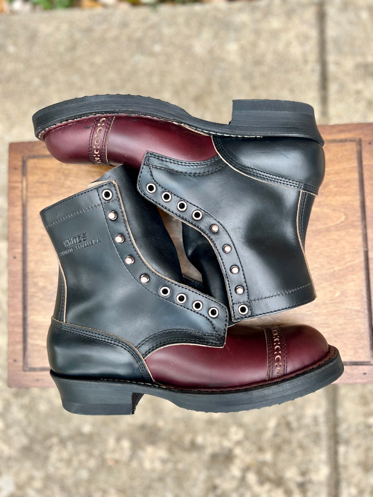 Photo by itsyaboisqueak on November 1, 2024 of the White's Bounty Hunter in Horween Black Chromexcel & Horween Burgundy Chromexcel.