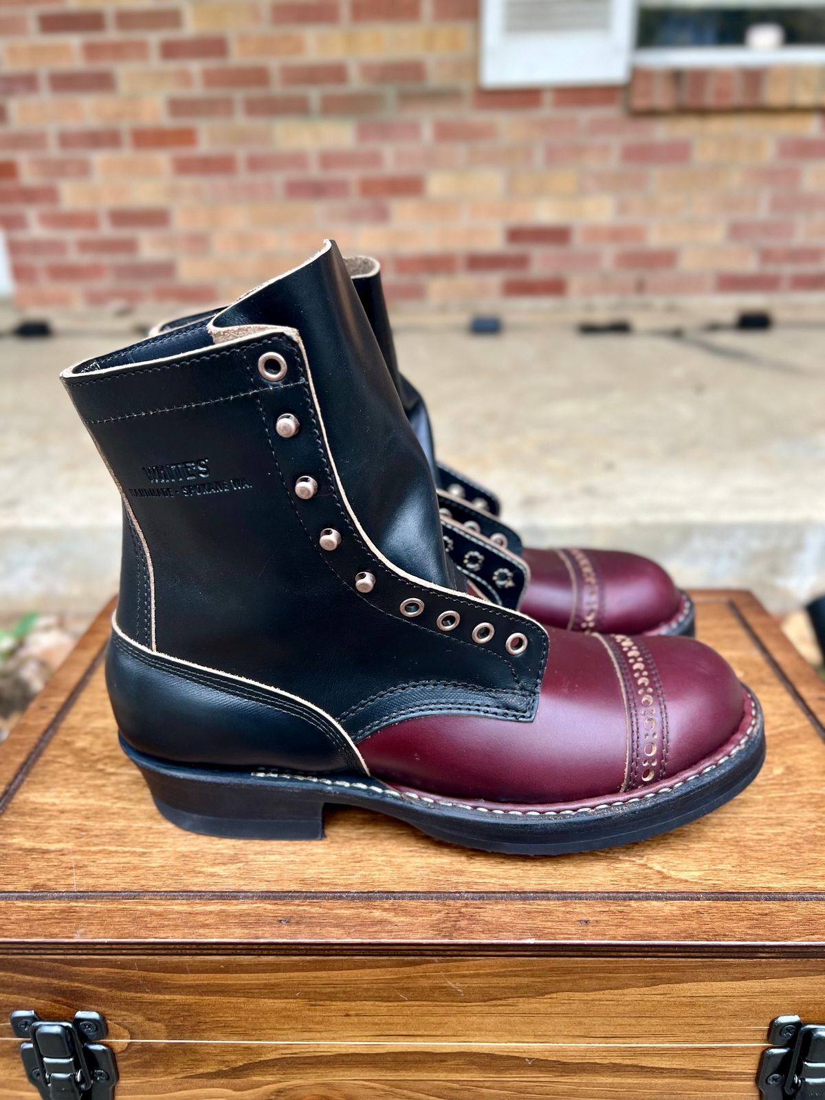 Photo by itsyaboisqueak on November 1, 2024 of the White's Bounty Hunter in Horween Black Chromexcel & Horween Burgundy Chromexcel.