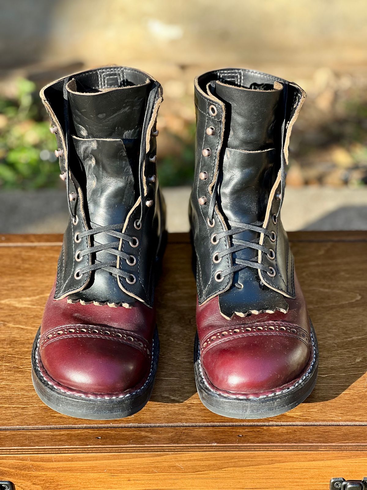 Photo by itsyaboisqueak on December 2, 2024 of the White's Bounty Hunter in Horween Black Chromexcel & Horween Burgundy Chromexcel.