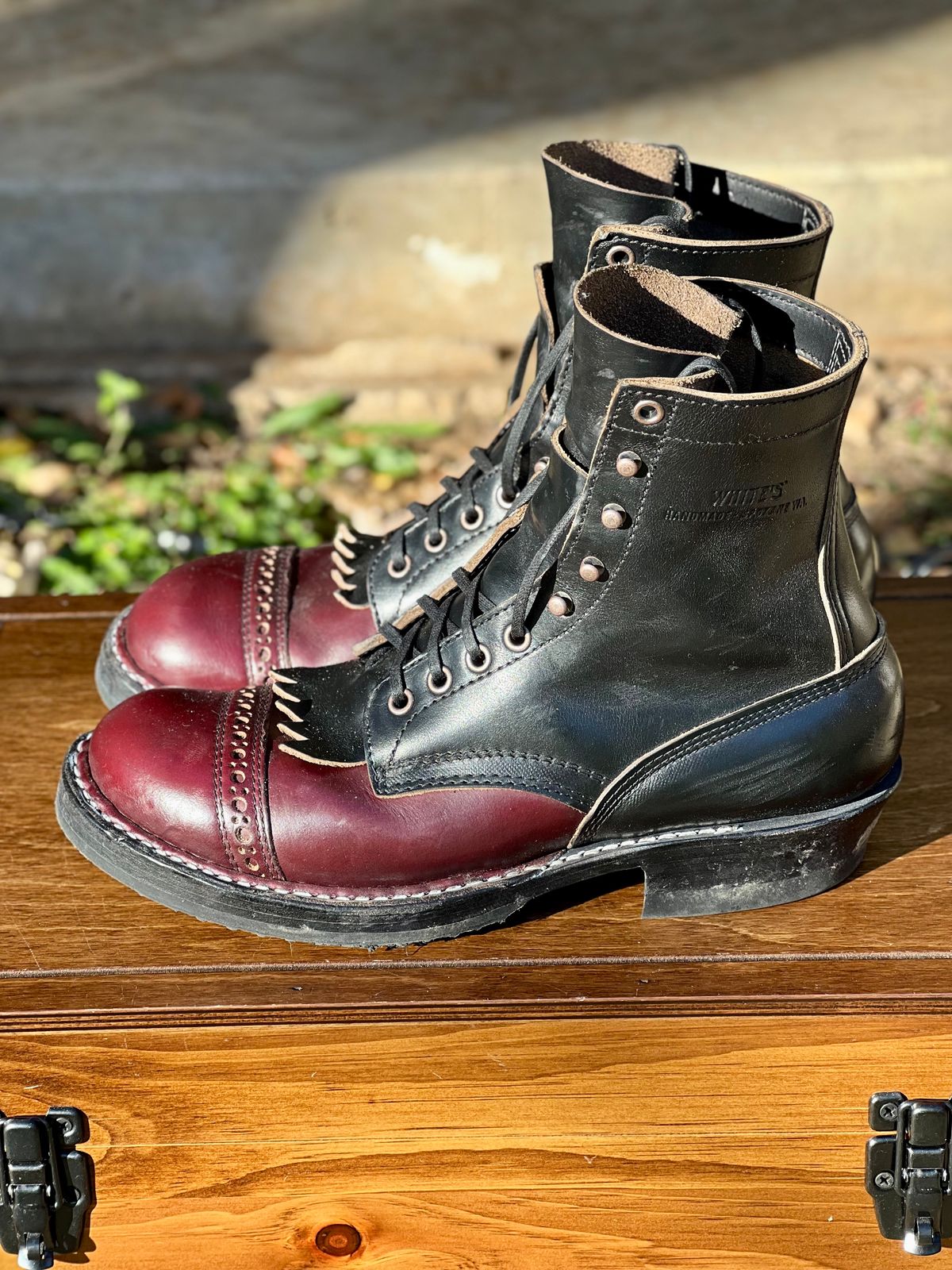 Photo by itsyaboisqueak on December 2, 2024 of the White's Bounty Hunter in Horween Black Chromexcel & Horween Burgundy Chromexcel.