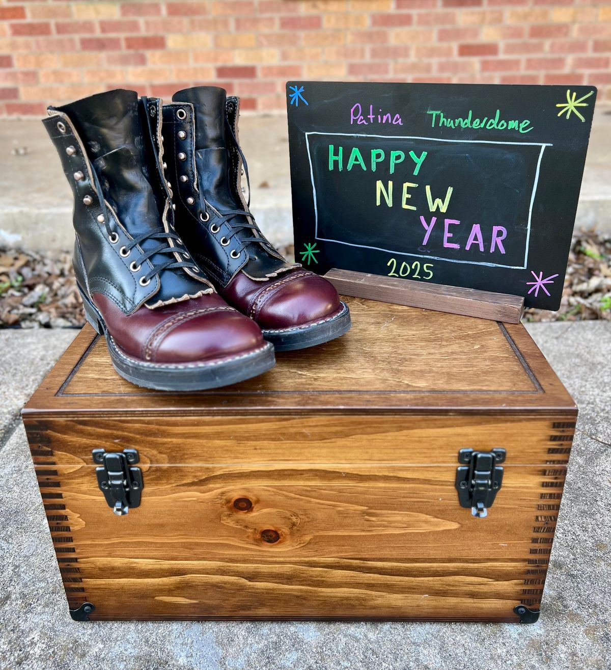 Photo by itsyaboisqueak on January 3, 2025 of the White's Bounty Hunter in Horween Black Chromexcel & Horween Burgundy Chromexcel.