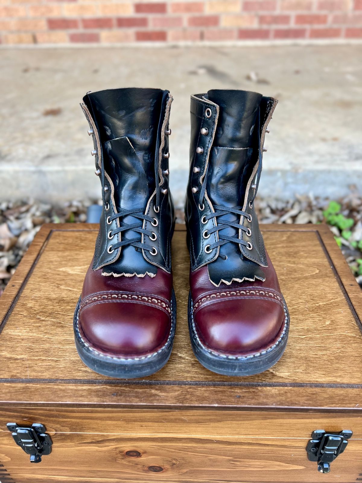 Photo by itsyaboisqueak on January 3, 2025 of the White's Bounty Hunter in Horween Black Chromexcel & Horween Burgundy Chromexcel.