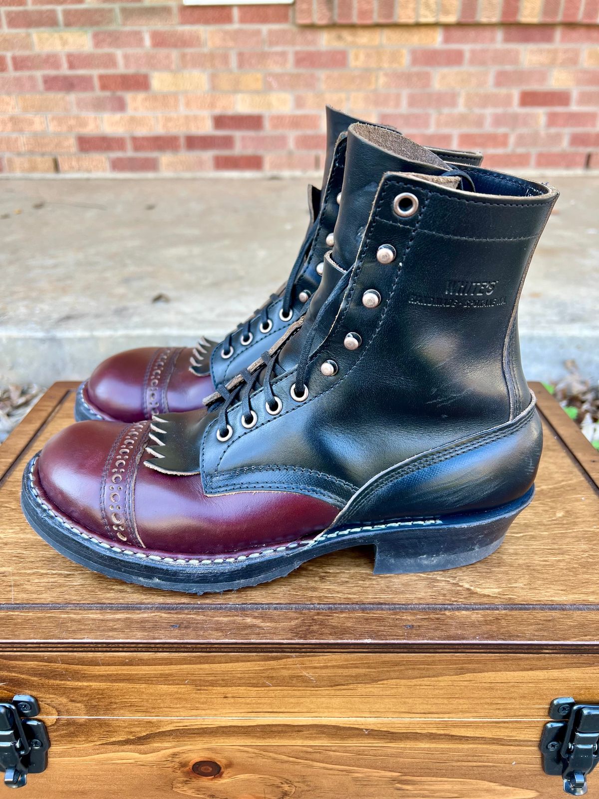 Photo by itsyaboisqueak on January 3, 2025 of the White's Bounty Hunter in Horween Black Chromexcel & Horween Burgundy Chromexcel.