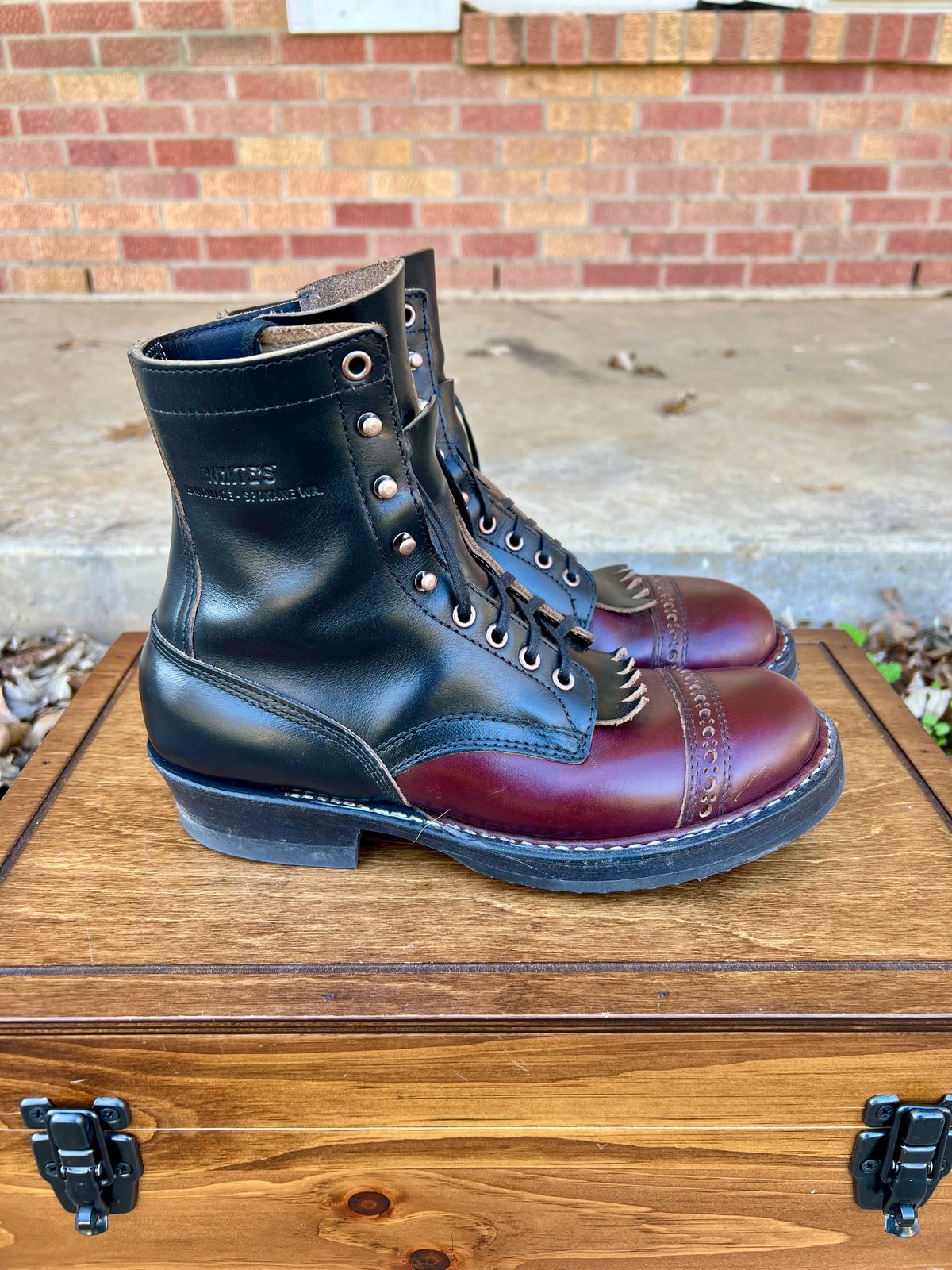 Photo by itsyaboisqueak on January 3, 2025 of the White's Bounty Hunter in Horween Black Chromexcel & Horween Burgundy Chromexcel.