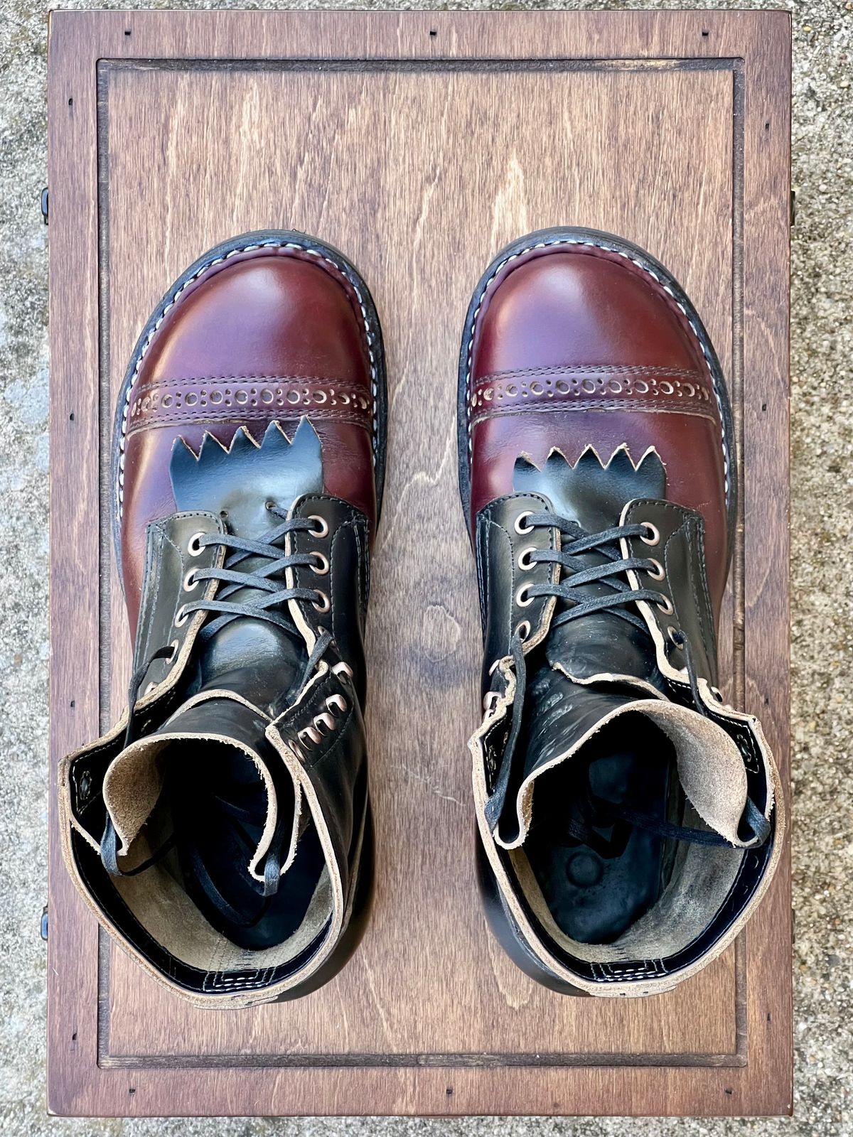 Photo by itsyaboisqueak on January 3, 2025 of the White's Bounty Hunter in Horween Black Chromexcel & Horween Burgundy Chromexcel.