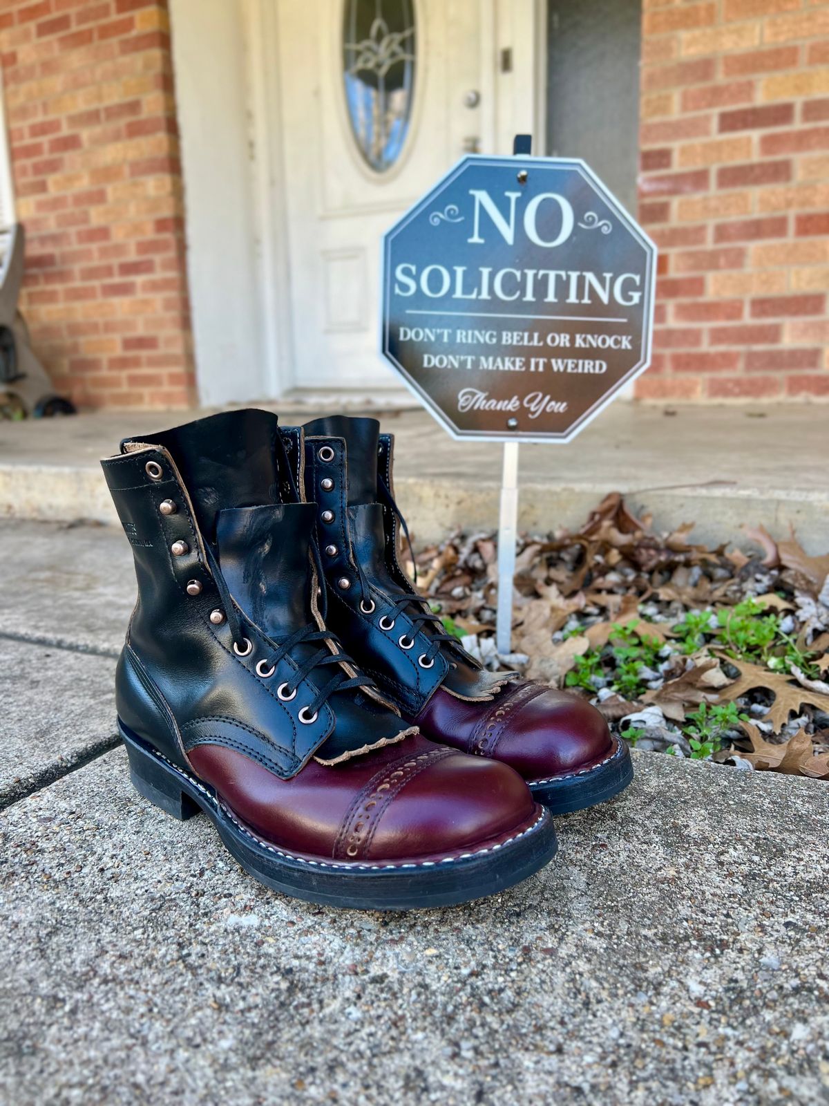 Photo by itsyaboisqueak on February 3, 2025 of the White's Bounty Hunter in Horween Black Chromexcel & Horween Burgundy Chromexcel.