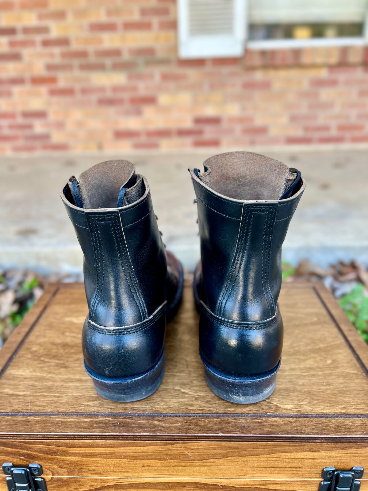 Photo by itsyaboisqueak on February 3, 2025 of the White's Bounty Hunter in Horween Black Chromexcel & Horween Burgundy Chromexcel.