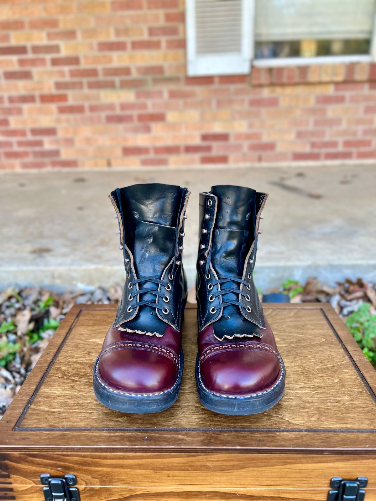 Photo by itsyaboisqueak on February 3, 2025 of the White's Bounty Hunter in Horween Black Chromexcel & Horween Burgundy Chromexcel.