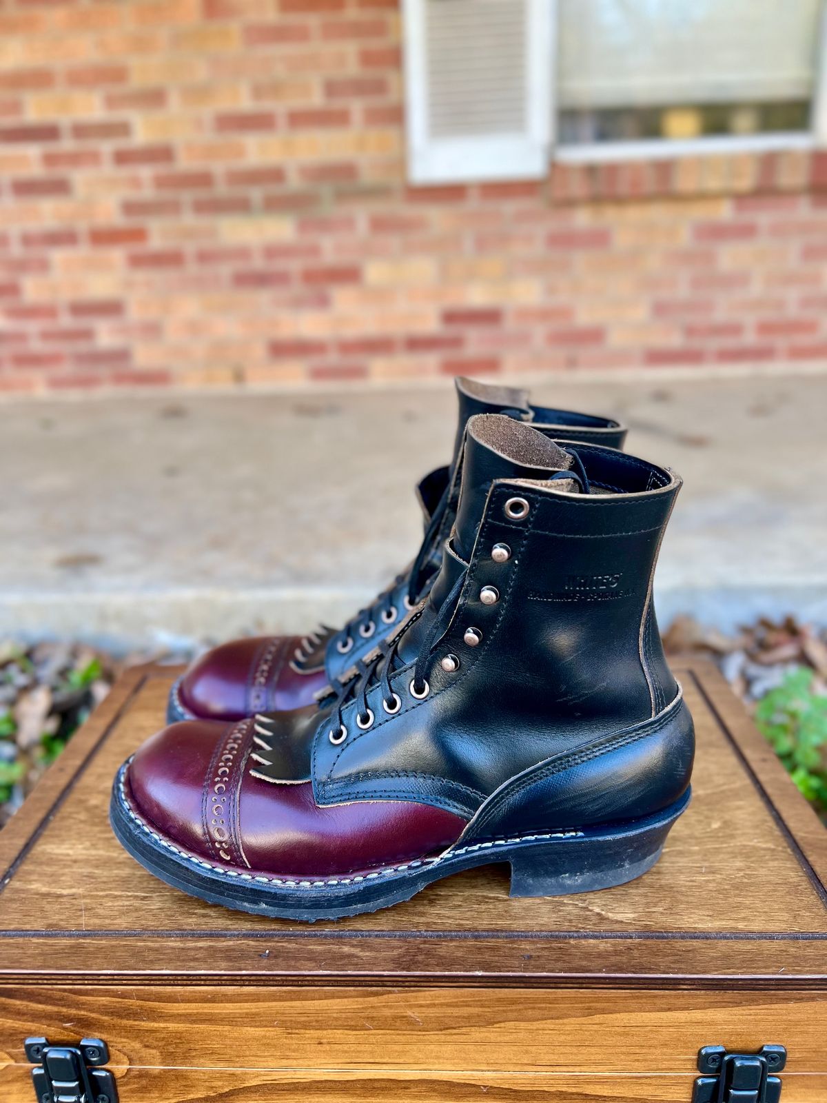 Photo by itsyaboisqueak on February 3, 2025 of the White's Bounty Hunter in Horween Black Chromexcel & Horween Burgundy Chromexcel.