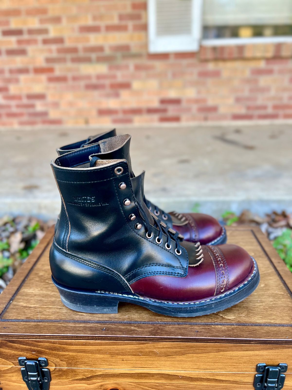 Photo by itsyaboisqueak on February 3, 2025 of the White's Bounty Hunter in Horween Black Chromexcel & Horween Burgundy Chromexcel.