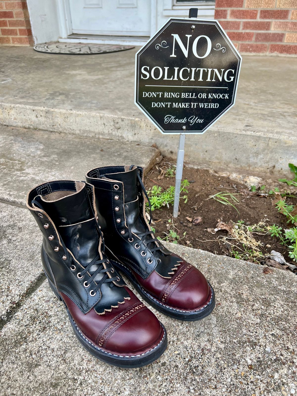 Photo by itsyaboisqueak on March 3, 2025 of the White's Bounty Hunter in Horween Black Chromexcel & Horween Burgundy Chromexcel.