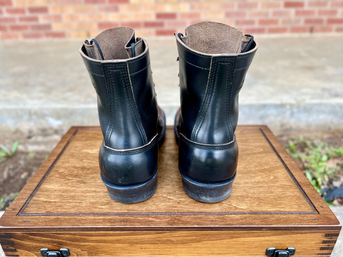 Photo by itsyaboisqueak on March 3, 2025 of the White's Bounty Hunter in Horween Black Chromexcel & Horween Burgundy Chromexcel.