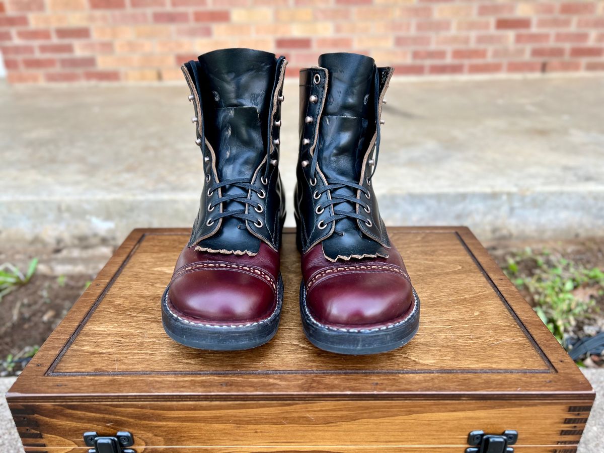 Photo by itsyaboisqueak on March 3, 2025 of the White's Bounty Hunter in Horween Black Chromexcel & Horween Burgundy Chromexcel.
