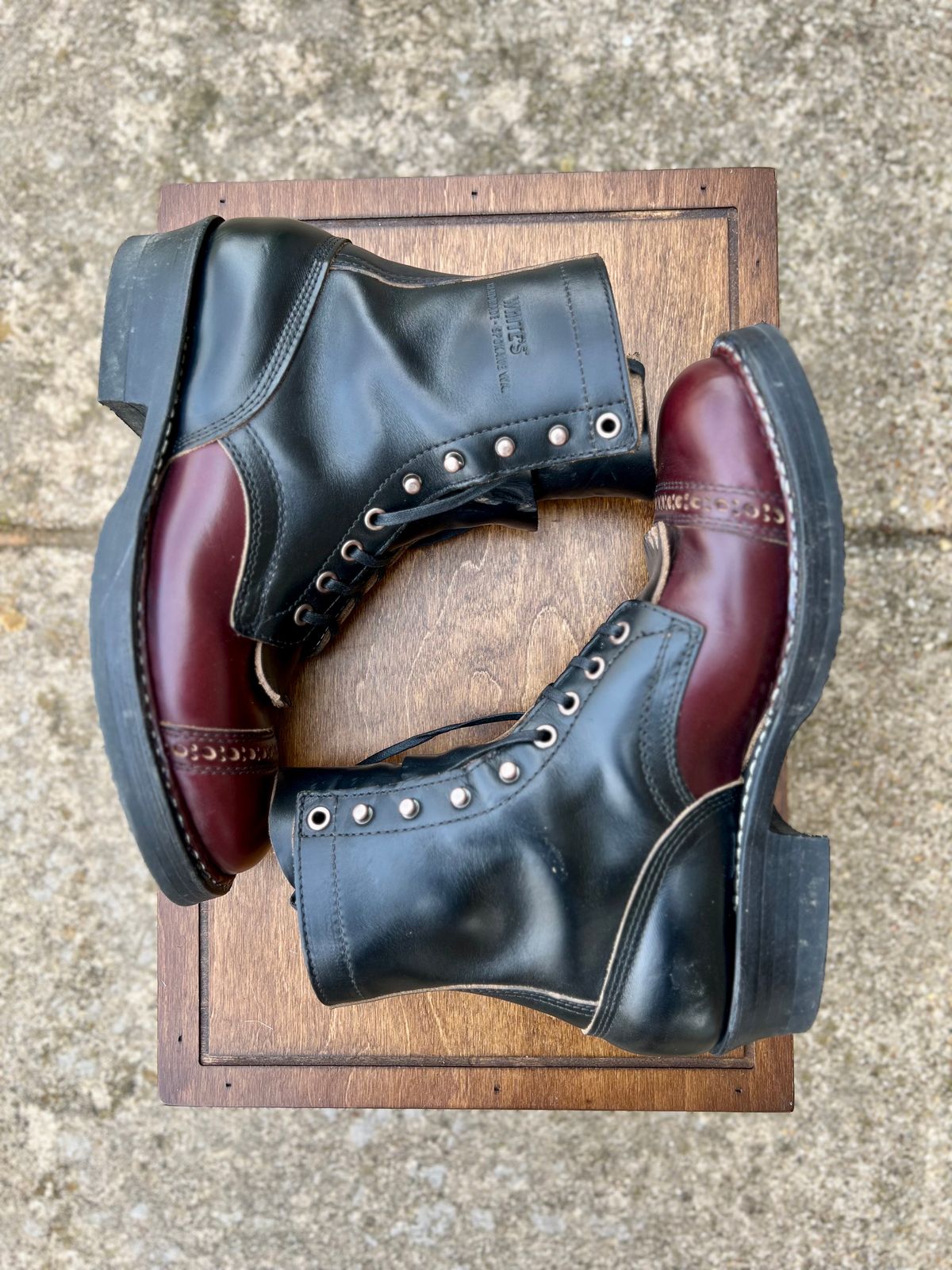 Photo by itsyaboisqueak on March 3, 2025 of the White's Bounty Hunter in Horween Black Chromexcel & Horween Burgundy Chromexcel.