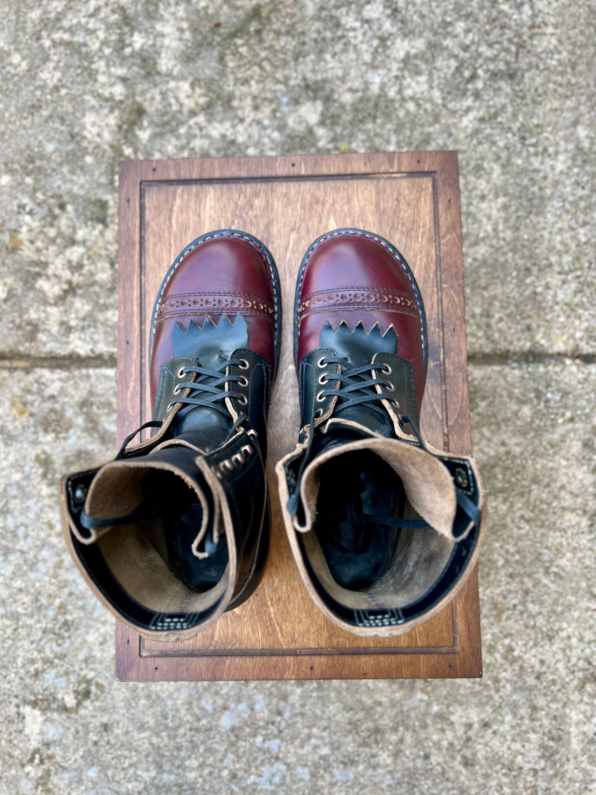 Photo by itsyaboisqueak on March 3, 2025 of the White's Bounty Hunter in Horween Black Chromexcel & Horween Burgundy Chromexcel.