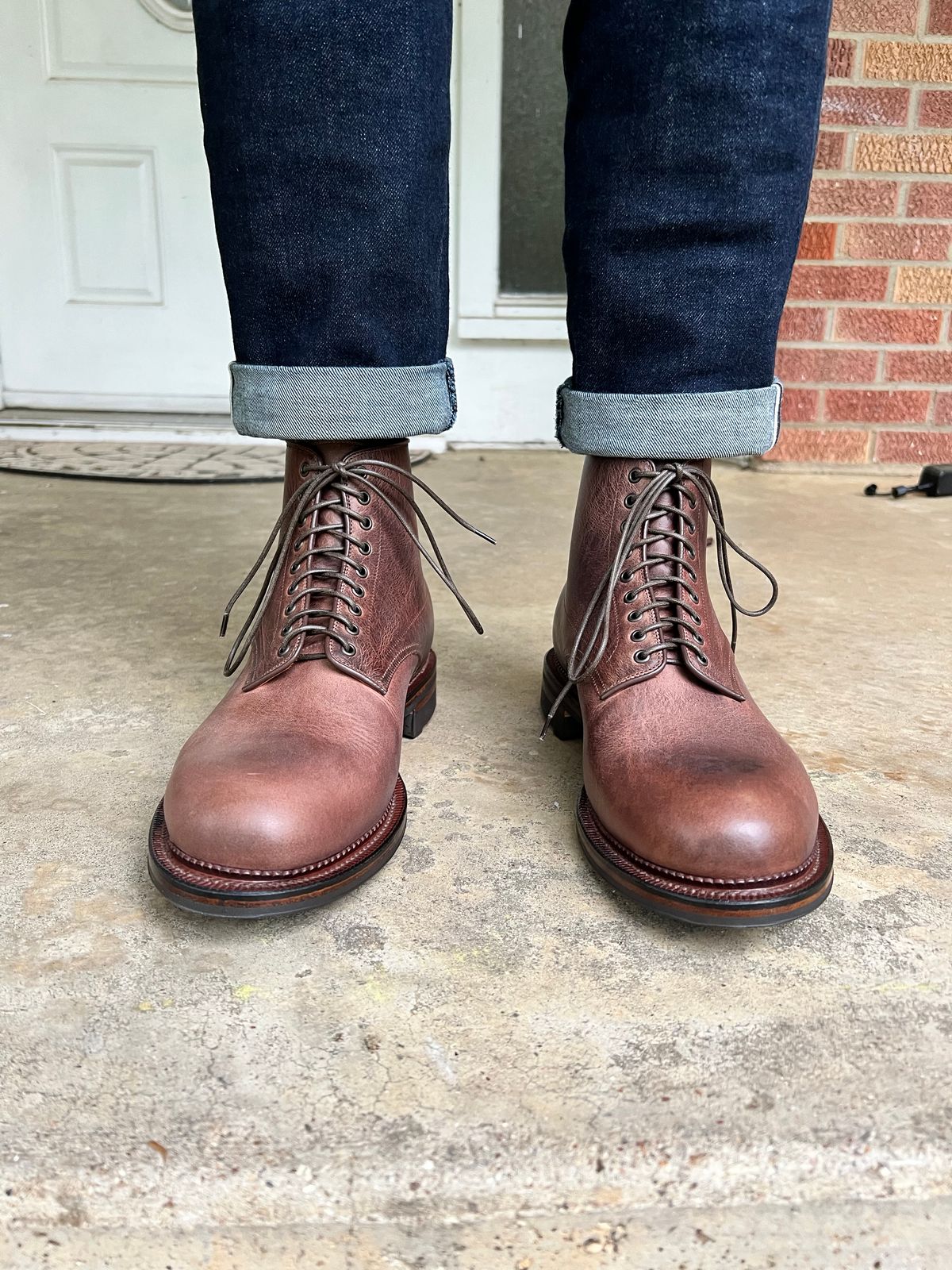 Photo by itsyaboisqueak on May 5, 2025 of the Viberg Navvy in Horween Walnut Cypress.