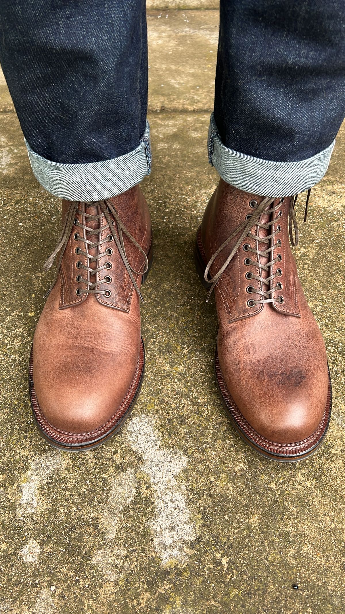 Photo by itsyaboisqueak on May 6, 2025 of the Viberg Navvy in Horween Walnut Cypress.