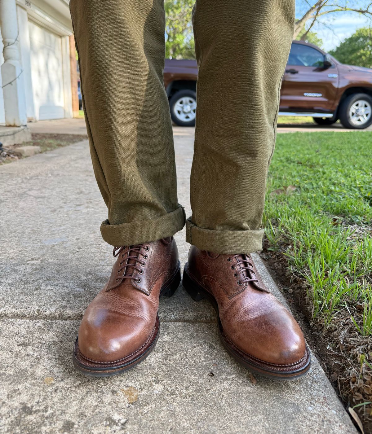 Photo by itsyaboisqueak on April 7, 2026 of the Viberg Navvy in Horween Walnut Cypress.